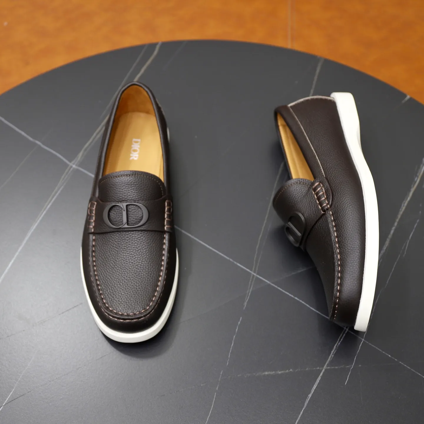 Ex-factory price: 560🙅‍♂️🙅‍♂️🙅‍♂️ Brand: Dior DIOR Standard code: Men's code 38/44 (45 can be customized) Grade: Same as the official website Material: Original cowhide stitching, cowhide lining, original TPU wear-resistant soft outsole Style categories: Leisure and sports version, footwear for driving, young fashion, European and American trends, British style Color: actual picture color